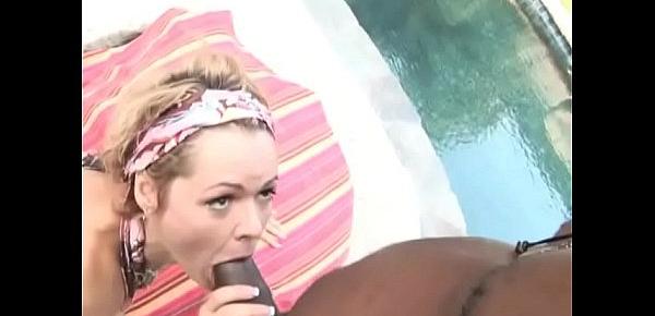  Short haired blonde cougar Kelly Leig is not against to speak low Genitalese with horny ebony fellow near the pool